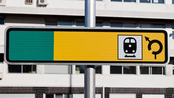 Panneau Réfléchissant Blanc Jaune Vert Gare Routière Dans Rue Fond — Photo