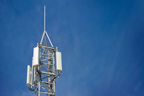 Telecomunicaciones Torre Antenas Teléfonos Móviles Inalámbricos Transmisores Internet Alta Velocidad —  Fotos de Stock