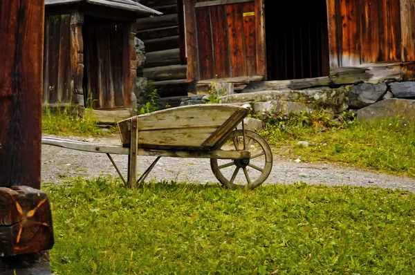 Velho carrinho de mão — Fotografia de Stock