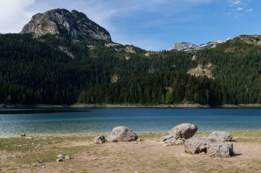 Karadağ 'ın Durmitor Ulusal Parkı' ndaki Kara Göl (Crno Lake) yaz manzarası