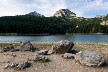 Karadağ 'ın Durmitor Ulusal Parkı' ndaki Kara Göl (Crno Lake) yaz manzarası