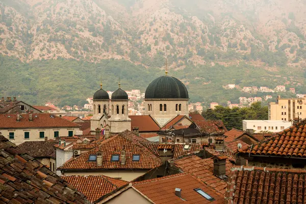 Θέα Στην Εκκλησία Στο Κοτόρ Μαυροβούνιο — Φωτογραφία Αρχείου
