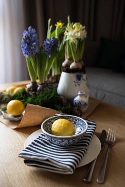 Çiçekli bahar masası.