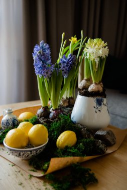 Çiçekli bahar masası.