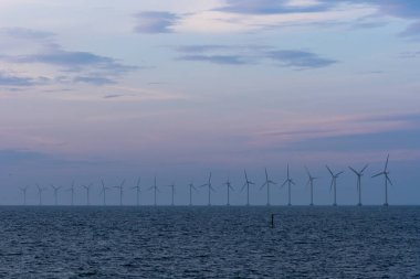 Danimarka, Kopenhag yakınlarındaki açık denizde rüzgar türbinleri