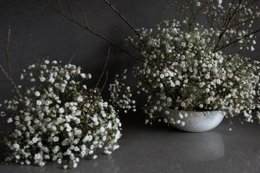 Gri arkaplanda sonbahar dekorasyonu