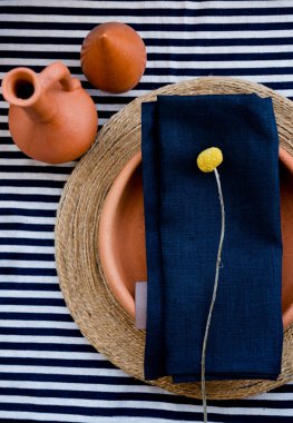 Sarı çiçekli rahat bir masa.