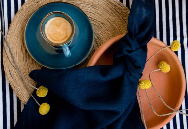 Süslü masada bir fincan kahve.