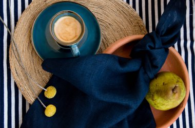 Süslü masada bir fincan kahve.