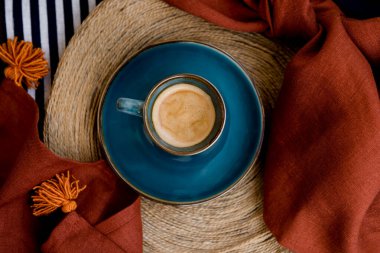 Süslü masada bir fincan kahve.