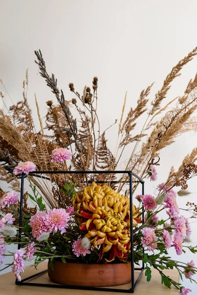 Herbstdekoration Mit Blumen Und Getrockneten Pflanzen — Stockfoto