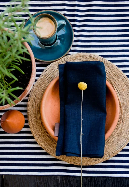 Süslü masada bir fincan kahve.