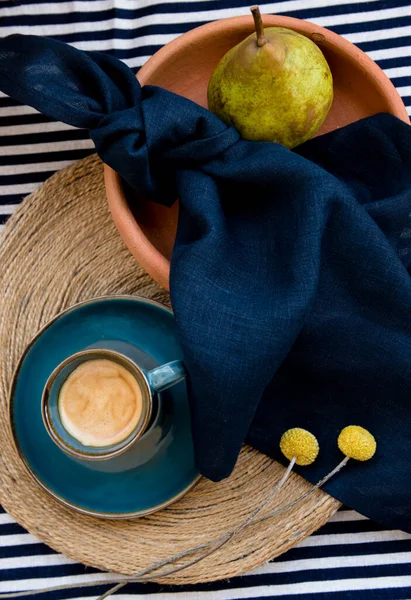 Süslü masada bir fincan kahve.