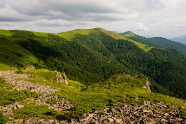 Karpat dağlarında bulutlu bir gün, Ukrayna