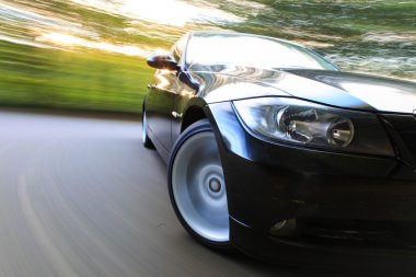 Siyah araba önden görünümü