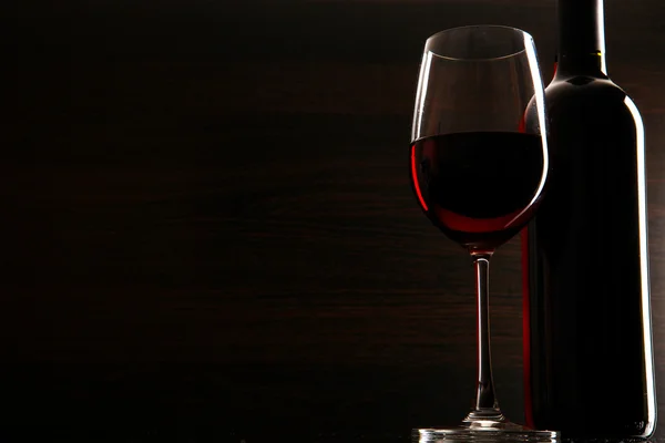Μπουκάλι και ποτήρι με κόκκινο κρασί — Φωτογραφία Αρχείου
