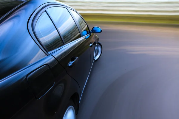 Siyah araba arka yan görünüm