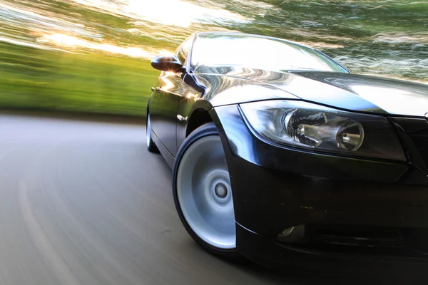 Siyah araba önden görünümü