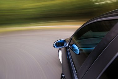 siyah spor araba yan görünüm