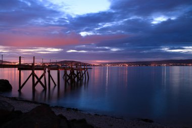Günbatımı ile eski limanın muhteşem görünümü