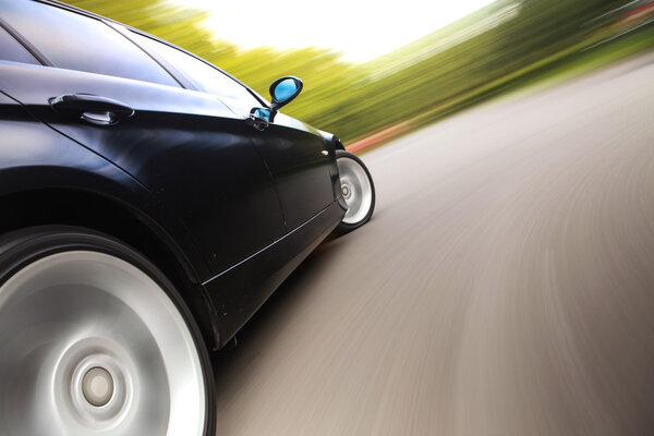 Вид сзади на чёрный седан
