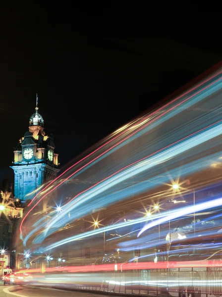 Ocupado tráfico de la ciudad por la noche — Foto de Stock