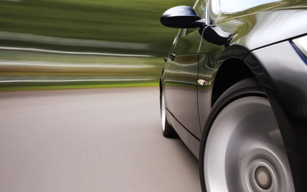 siyah bir Sedan frint yan görünüm