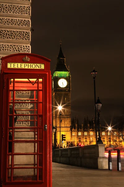 Vieux téléphone et Big Ben derrière — Photo