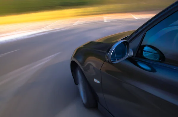 Vista di nero berlina di lusso alla guida veloce . — Foto Stock