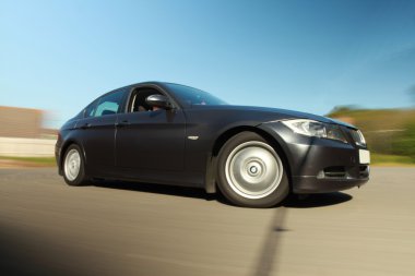 Görünüm bulanık hareket ile lüks sedan.