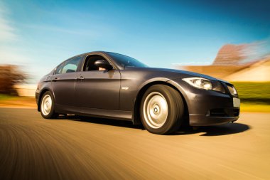 Görünüm bulanık hareket ile lüks sedan.