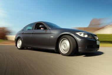 Görünüm bulanık hareket ile lüks sedan.