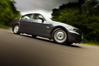 Görünüm bulanık hareket ile lüks sedan.