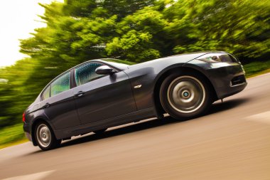 Görünüm bulanık hareket ile lüks sedan.