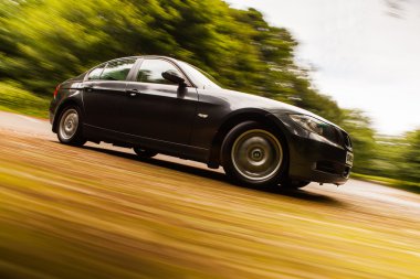 Görünüm bulanık hareket ile lüks sedan.