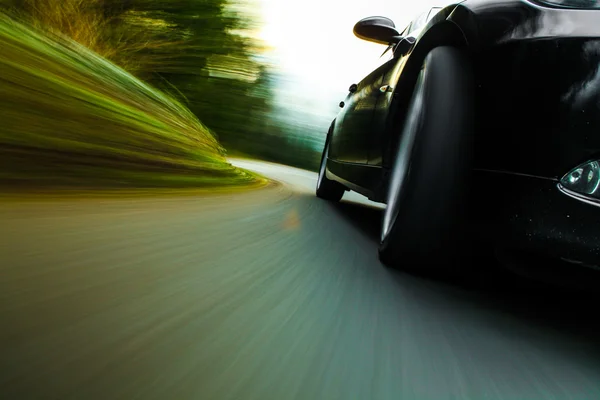 Вид на черный роскошный седан, едущий быстро . — стоковое фото