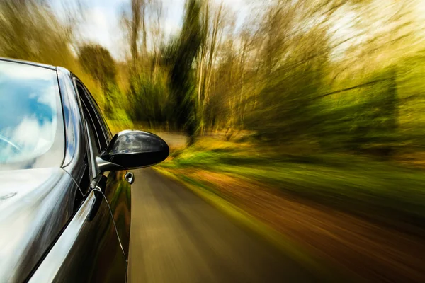 Vista della berlina di lusso con movimento sfocato . — Foto Stock