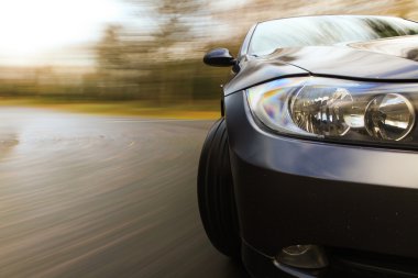 Siyah araba yan görünüm