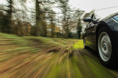 Siyah araba ön yan görünüm