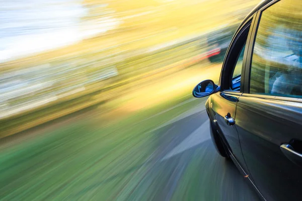 Vista lateral del sedán exceso de velocidad . — Foto de Stock