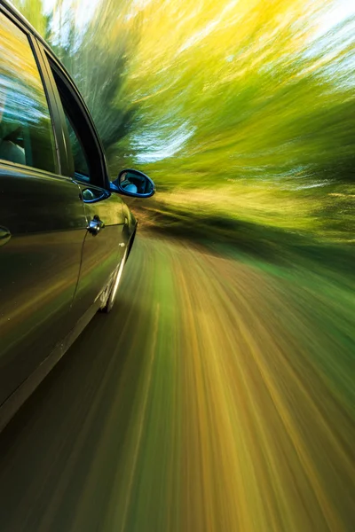 Vista lateral del sedán exceso de velocidad . — Foto de Stock