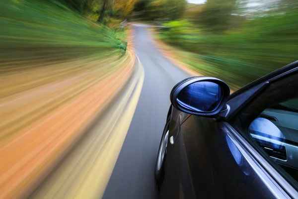 siyah bir Sedan yan görünüm