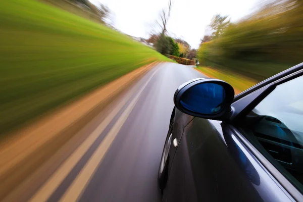 siyah bir Sedan yan görünüm