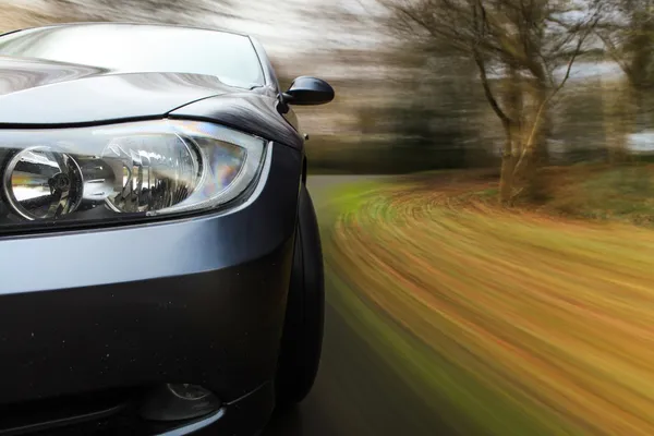 Voorzijde weergave van snel rijdende auto — Stockfoto