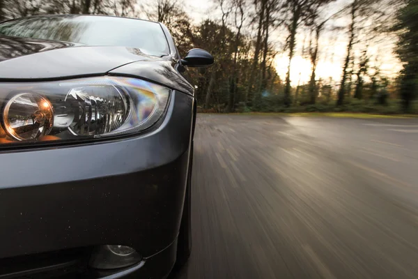 Voorzijde weergave van snel rijdende auto — Stockfoto