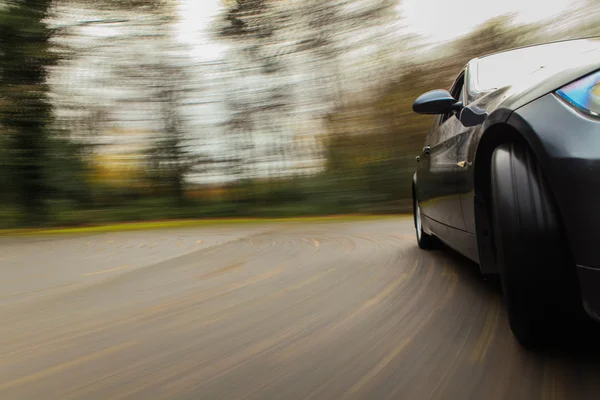 Siyah araba ön yan görünüm