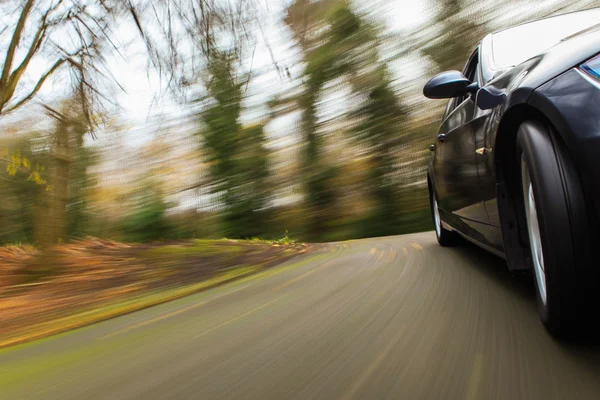 Siyah araba ön yan görünüm