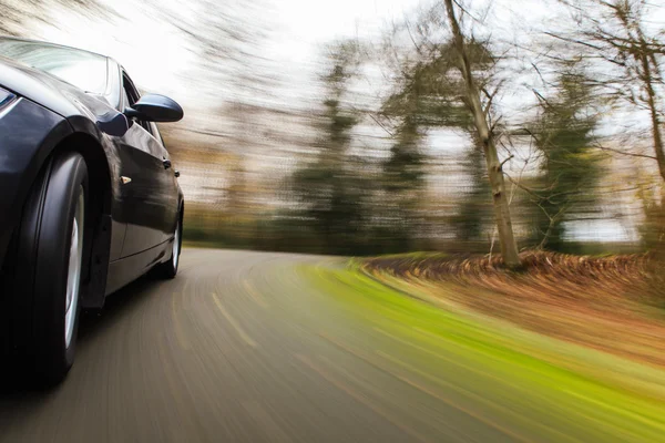 Siyah araba ön yan görünüm