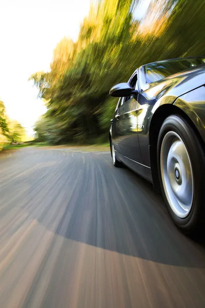 Siyah araba ön yan görünüm