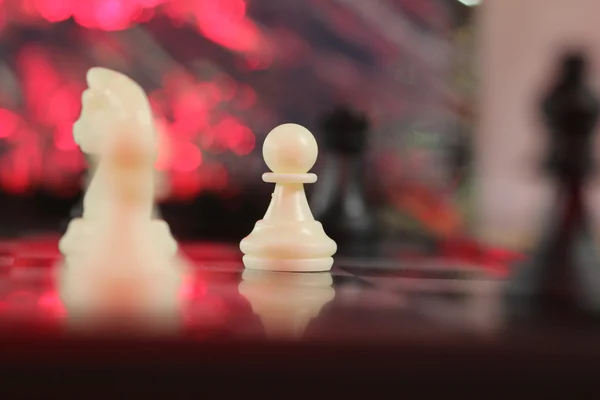 Beyaz satranç-knight ve piyon — Stok fotoğraf